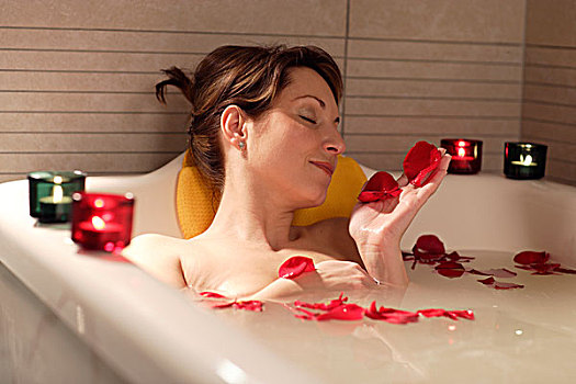 女人,35岁,放松,浴缸,玫瑰花瓣,治疗