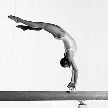 美女,体操运动员,平衡木,表演,半空,侧面视角