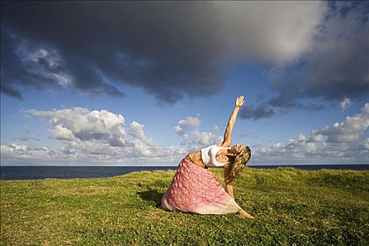 夏威夷,毛伊岛,女青年,瑜珈,草,山,靠近,海洋