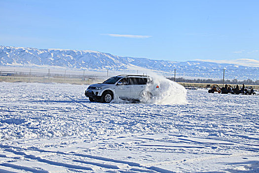 雪地汽车漂移