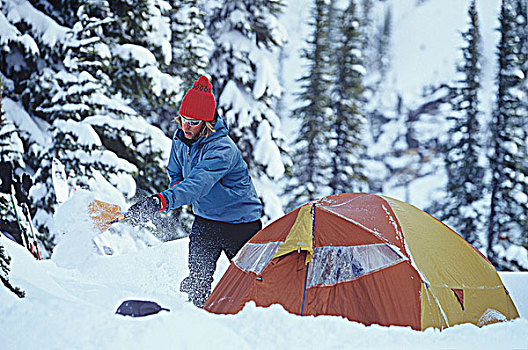 男人,露营,冬天,溪流,不列颠哥伦比亚省,加拿大