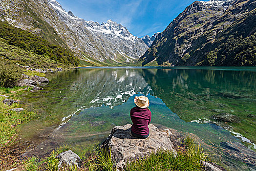 女性,远足,遮阳帽,坐,岸边,湖,峡湾国家公园,南部地区,南岛,新西兰,大洋洲