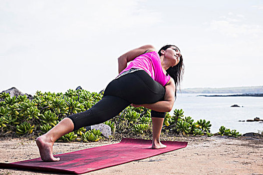 女人,练习,瑜伽姿势,海滩,毛伊岛,夏威夷,美国