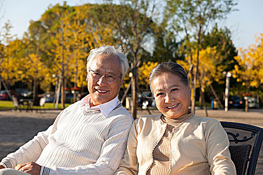 老夫妻在院子里休息