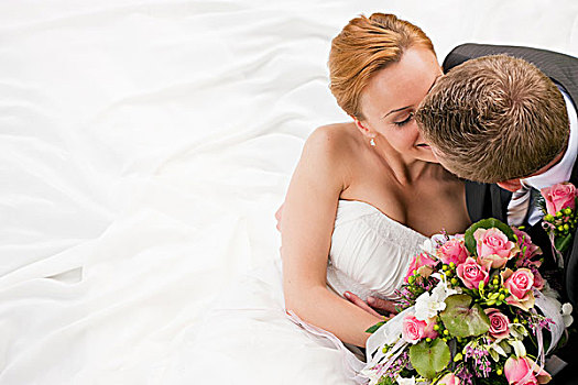婚礼,情侣,搂抱,吻,新娘,拿着,花束,手