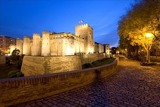 宫殿,光亮,夜晚,旗,飘扬,上方,外部,墙壁,塔,摩尔风格,建筑,萨拉戈萨,阿拉贡,西班牙