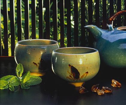 两个,茶碗,茶壶,蜜蜂花,叶子