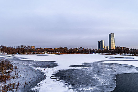 落日下的中国长春北湖国家湿地公园冬季风景