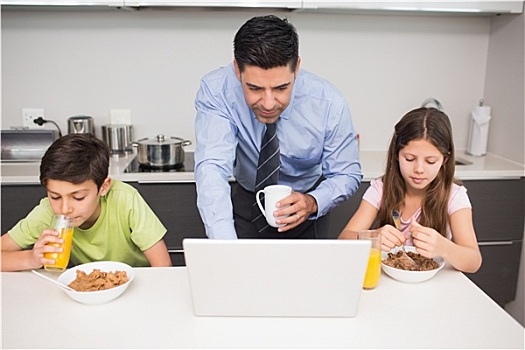 父亲,使用笔记本,儿童,吃早餐,厨房