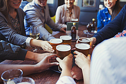 朋友,啤酒杯,酒吧,桌子