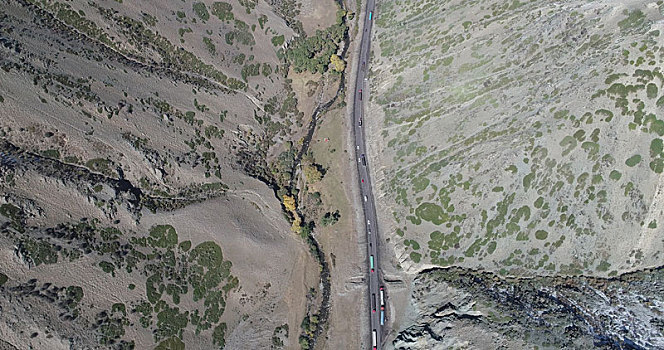 新疆哈密,航拍天山峡谷中的公路