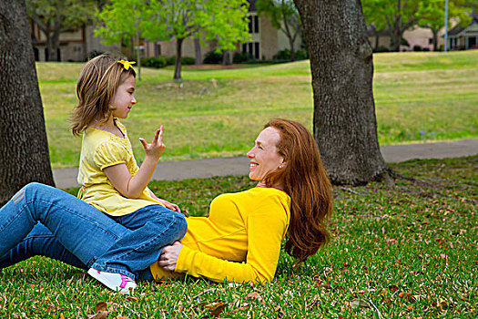 女儿,母亲,玩,计算,躺着,公园,草坪