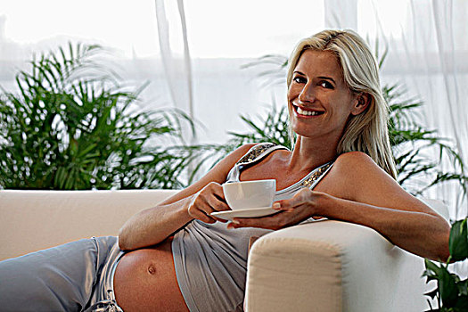 孕妇,躺着,沙发,茶杯,微笑
