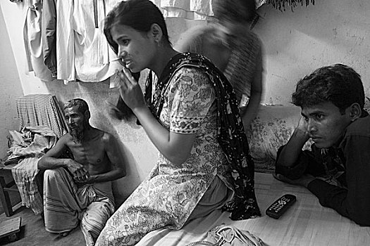 衣服,工人,娱乐,看电视,达卡,孟加拉,七月,2006年