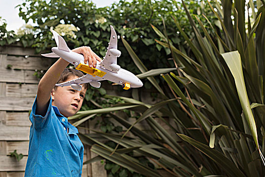 男孩,玩,飞机模型,植物,后院