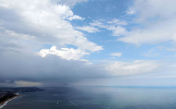 山东省日照市,夏日里的海滨海天一色,蓝天白云与碧海交相辉映惹人爱怜