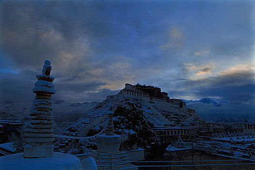 西藏拉萨寺庙白塔