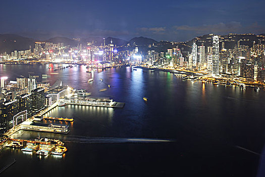 从天际100俯视尖沙咀海运中心维多利亚港,香港九龙