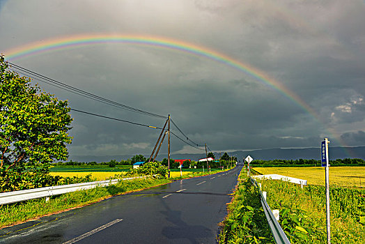 乡村公路雨后彩虹
