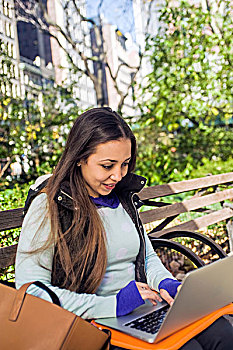 美女,坐,公园长椅,打字,笔记本电脑