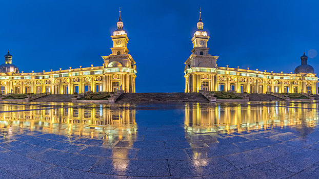 雨后城市廣場建筑燈光夜景全景圖