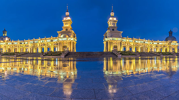 雨后城市广场建筑灯光夜景全景图