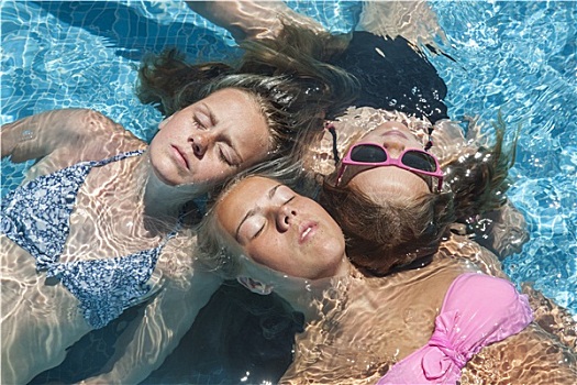 三个女孩,放松,游泳池
