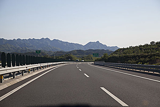 平坦干净的高速公路