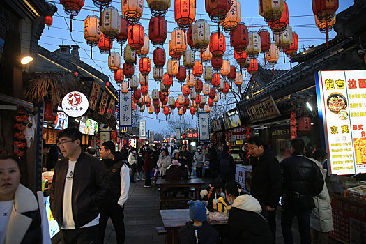 节日里的旅游小镇烟火气十足,套大鹅品美食赏花灯让人流连忘返