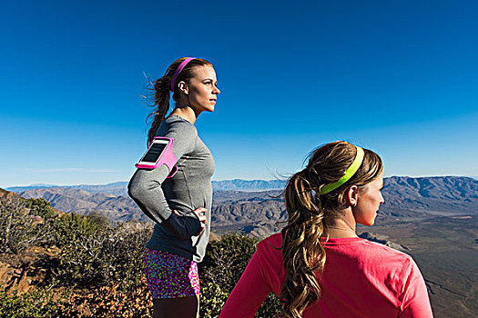 两个,女性,越野跑,朋友,观景,太平洋,山峰,小路,松树,山谷,加利福尼亚,美国