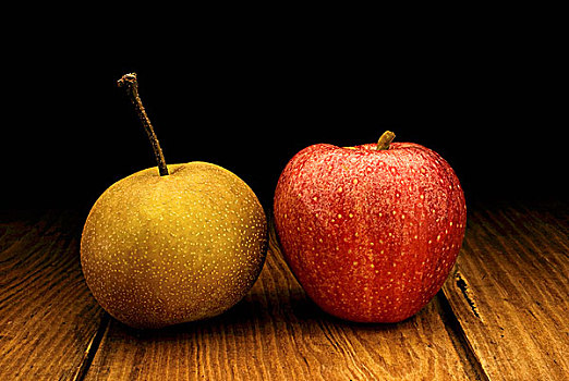 亚洲梨,红苹果,木桌