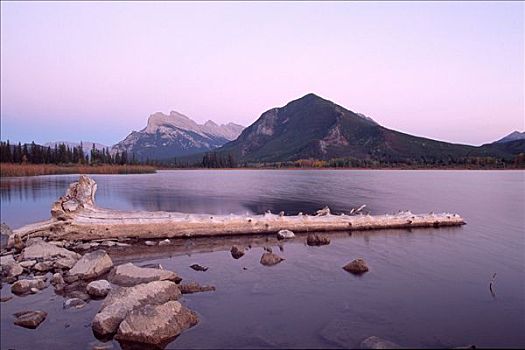 弗米利恩湖,黄昏,班芙国家公园,艾伯塔省,加拿大