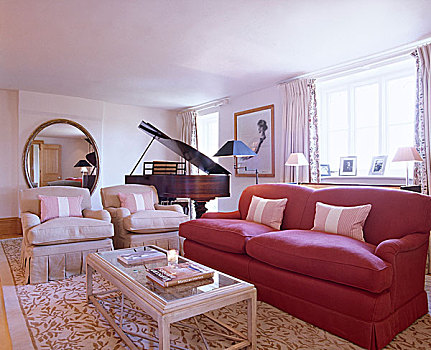 传统,起居室,红色,沙发,大钢琴,地毯,镜子,乳白色,扶手椅,茶几
