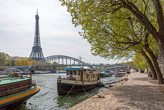 法国巴黎埃菲尔铁塔塞纳河边的驳船船屋