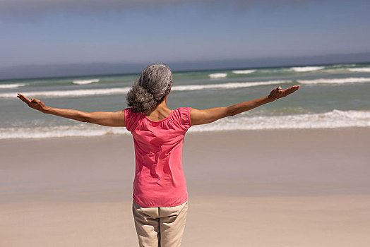 老年,女人,手臂,伸展,室外,站立,海滩