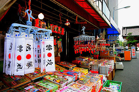 东京浅草寺二天门两边都是带有浓厚日本特色的各种纪念品和名小吃店