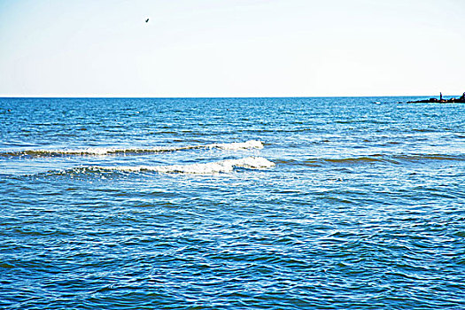 蔚蓝色的大海上翻卷着白色的浪花