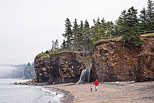 女青年,女儿,探索,圆石滩,瀑布,靠近,岸边,芬地湾,新斯科舍省,加拿大