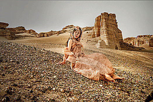 新疆,罗布泊,雅丹地貌,沙漠,沙岩,天空,美女,长裙,漂逸