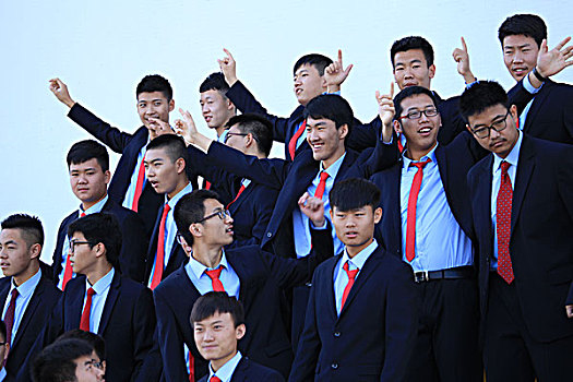 高三学生拍个性毕业照纪念青春