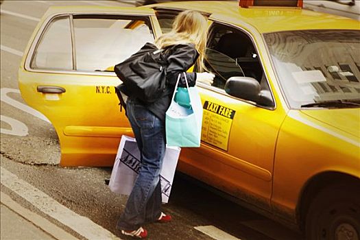 后视图,女人,站立,靠近,黄色出租车