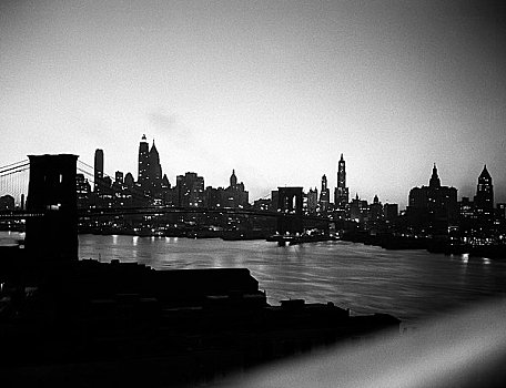 美国,纽约,布鲁克林大桥,城市天际线,黄昏