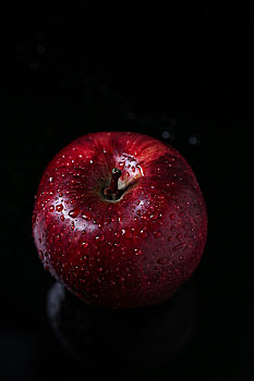 黑色背景的苹果