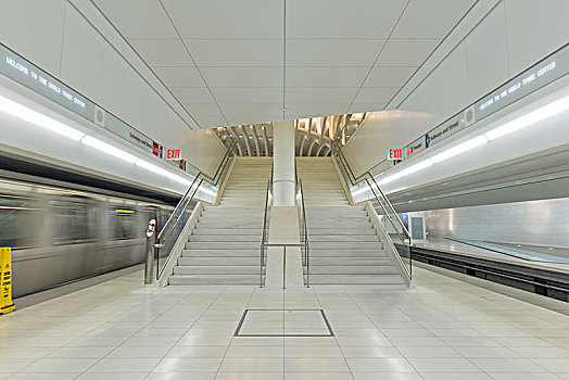 纽约世贸中心地铁站站台楼梯