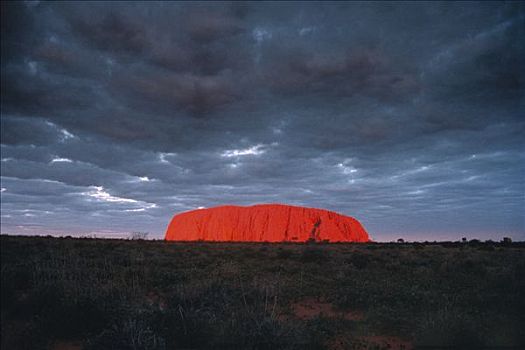 艾尔斯巨石,乌卢鲁巨石,雷雨天气,乌卢鲁卡塔曲塔国家公园,北领地州,澳大利亚
