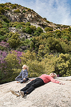 孙子,祖母,休憩,岩石上,红杉国家公园,加利福尼亚,美国