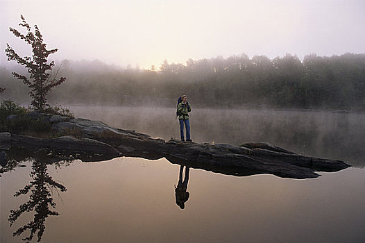 女人,站立,石头,靠近,湖,雾,日落,安大略省,加拿大