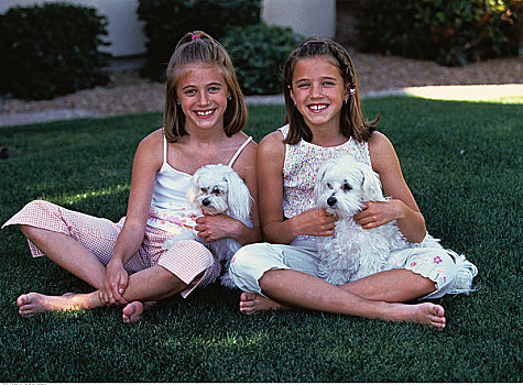 肖像,两个女孩,坐,户外,狗
