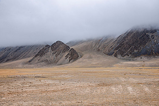 晨雾下的塔什库尔干塔吉克自治县红其拉甫山谷草原