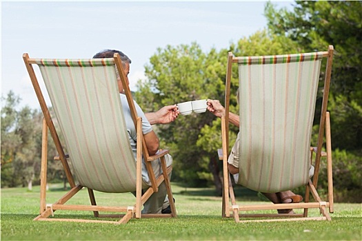 坐,夫妇,折叠躺椅,享受,咖啡杯,草坪
